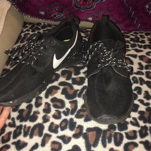 Nike running shoes 🖤